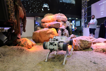 IDEF 2025'te robot köpekler ilgi odağı oldu: Zıplıyor, takla atıyor, selam veriyor