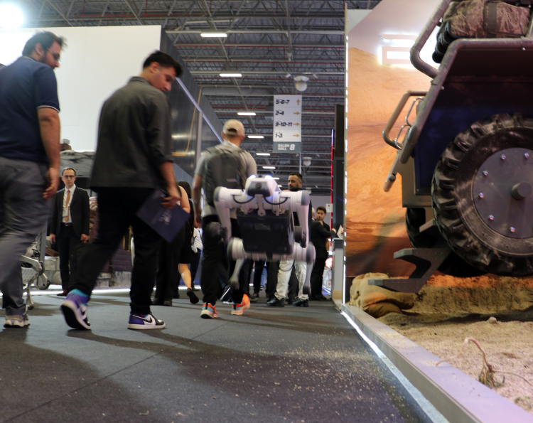 IDEF 2025'te robot köpekler ilgi odağı oldu Zıplıyor, takla atıyor, selam veriyor 2