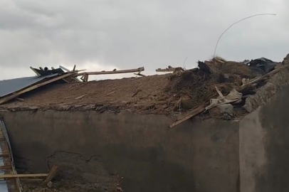 Malazgirt'te meydana gelen  şiddetli fırtına çatıları uçurdu