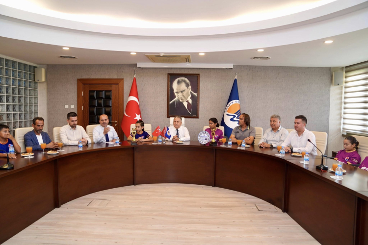 Mersin Üniversitesi Spor Kulübü’nden Rektör Yaşar’a kupa ziyareti 2