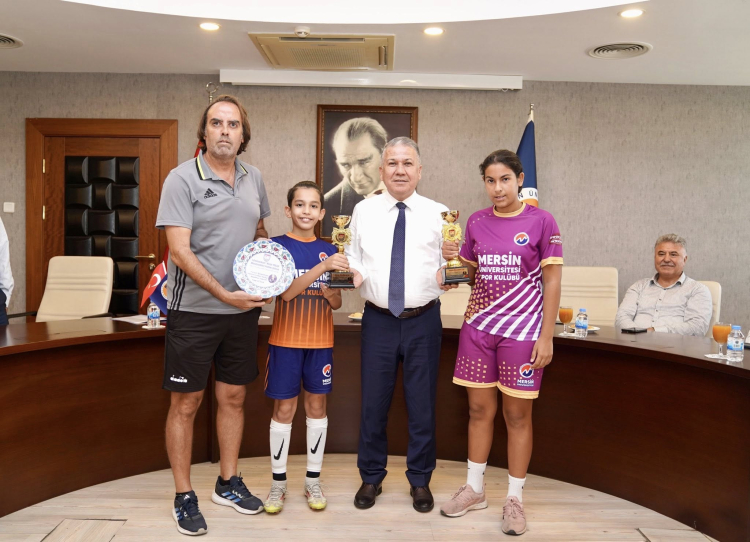 Mersin Üniversitesi Spor Kulübü’nden Rektör Yaşar’a kupa ziyareti 4