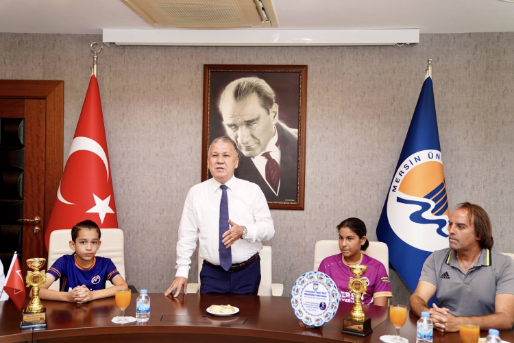 Mersin Üniversitesi Spor Kulübü’nden Rektör Yaşar’a kupa ziyareti 6