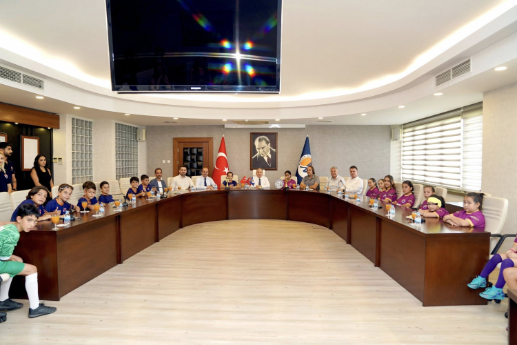 Mersin Üniversitesi Spor Kulübü’nden Rektör Yaşar’a kupa ziyareti 7