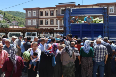 Adana Saimbeyli’de 20 ton karpuz ücretsiz dağıtıldı, üreticiye destek verildi