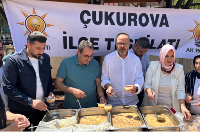 AK Parti Adana İl Kadın Kolları, Cuma namazı sonrasında vatandaşlara aşure ikram etti