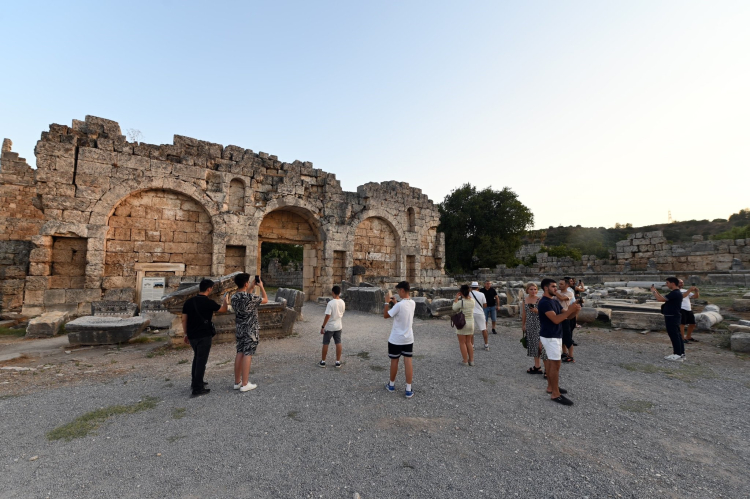 Antalya tüm zamanların günlük turist rekorunu kırdı 1 günde 104 bin 359 ziyaretçi 2