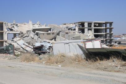 Hatay'da 12 katlı bina kontrollü yıkıldı, sarsıntı deprem korkusunu tazeledi