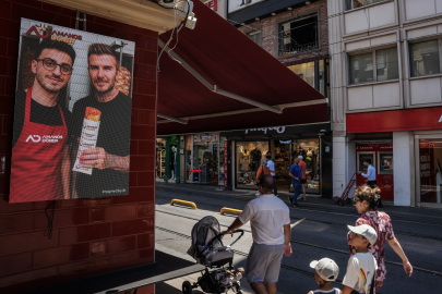 İstanbul’da dönerciden yapay zekalı reklam atağı: Zuckerberg, Snoop Dogg ve Beckham döner yerken!