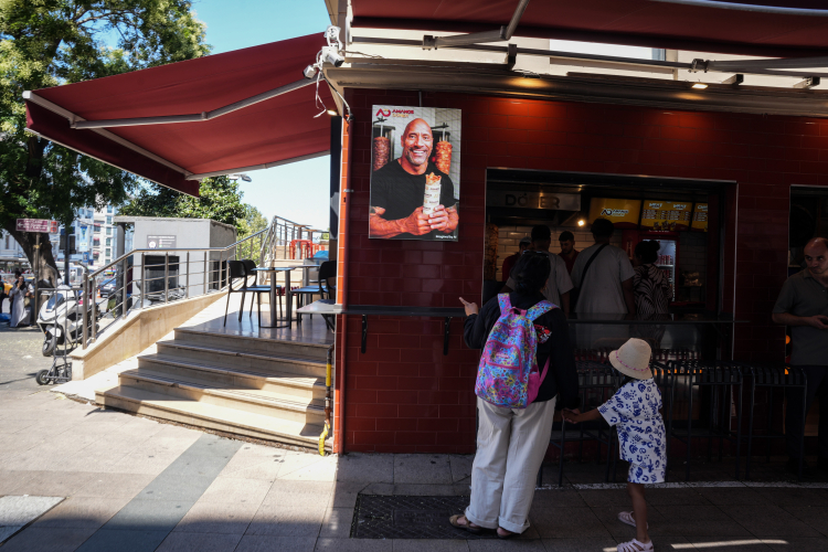 İstanbul’da dönerciden yapay zekalı reklam atağı Zuckerberg, Snoop Dogg ve Beckham döner yerken! 5