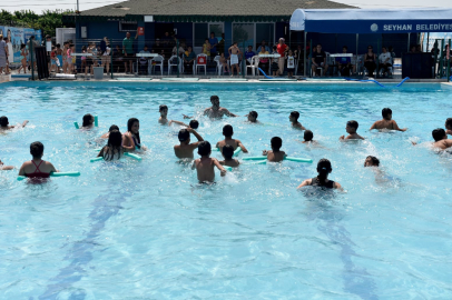 Seyhanlı çocuklar hem yüzme öğreniyor hem eğleniyor