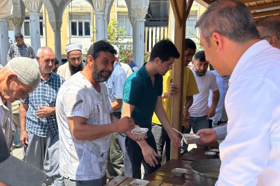 Yüreğir Kaymakamı vatandaşlara aşure ikram etti