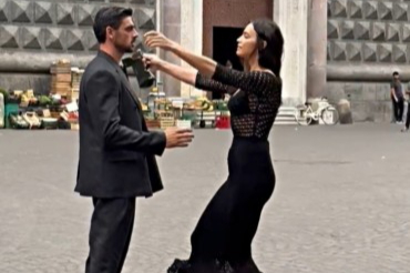 Irina Shayk ve Mıchelle Morrone'nin Napoli'de sokak ortasında reklam çekimi olay oldu