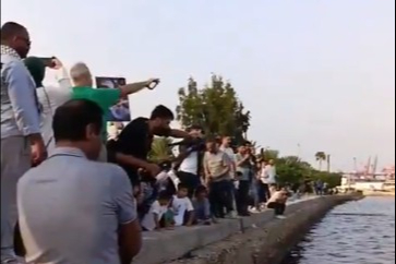 Mersin'de yiyecek dolu şişeleri denize fırlattılar