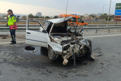 Mersin Tarsus'ta feci kaza: Otomobil refüje çarptı, 1 kişi hayatını kaybetti