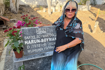 Safiye Soyman, oğlunun mezarında gözyaşlarına boğuldu: "Yüzüm gülüyor ama içim kan ağlıyor"