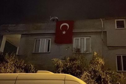 Edirne’de askeri araç kazasında şehit olan uzman çavuşun babaevine Türk Bayrağı asıldı