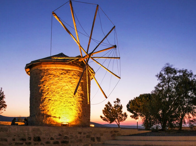Alaçatı Yel Değirmenleri