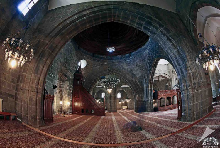 ASIRLARA MEYDAN OKUYAN MİMARİ VE 'KIRLANGIÇ KUBBE' DETAYI