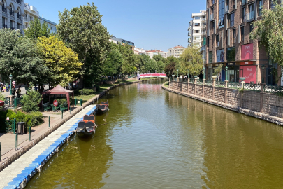 Eskişehir’in Porsuk Çayı’nda sürpriz renk değişimi