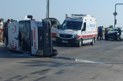Hasta taşıyan ambulans kaza yaptı, 2 sağlık görevlisi yaralandı