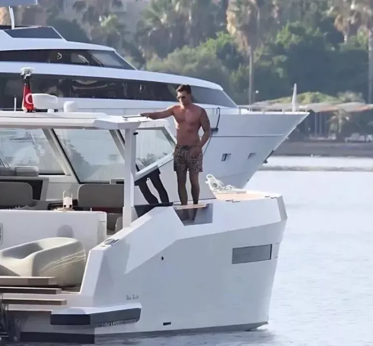 Kıvanç Tatlıtuğ’un 70 milyonluk yatırımı Lüks yatıyla Bodrum’da görüntülendi 2