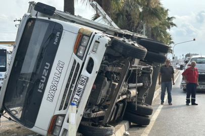 Tarsus’ta trafik kazası: Kamyonet refüje çarptı, 2 kişi yaralandı