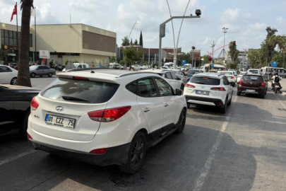 Adana’da cam silen gençlerin kapı zorlaması sürücülere korku salıyor!