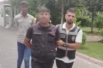 Adana’da kırmızı ışıkta kapı zorlayarak para isteyen 2 şüpheli yakalandı