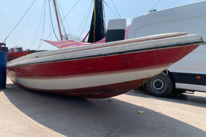 Adana Karataş’ta denizde bulunan teknenin sahibi aranıyor