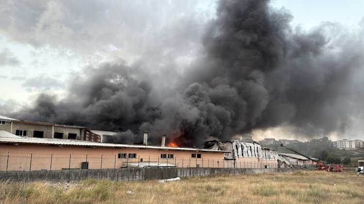Arnavutköy’de fabrikada gece çıkan yangın sabaha karşı söndürüldü 2