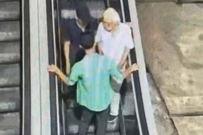 Beyoğlu'nda dehşet anları kamerada: Yaşlı adamın boğazını sıkıp gasp ettiler