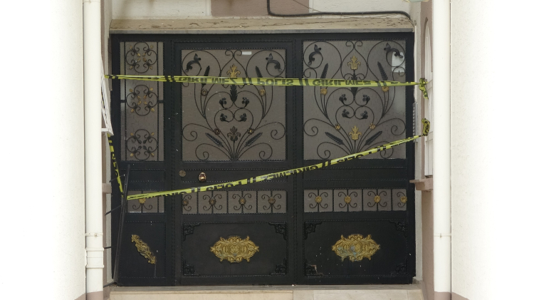 Adana’da apartmanda merdiven çöktü 20 kişi mahsur kaldı, facia kıl payı atlatıldı 3