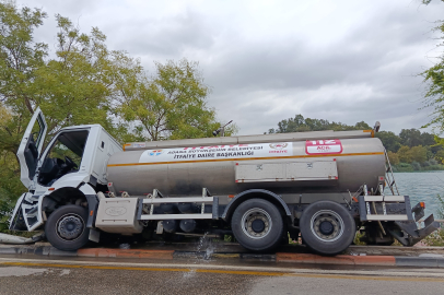 Adana’da itfaiye tankeri kontrolden çıkarak ağaca ve elektrik direğine çarptı