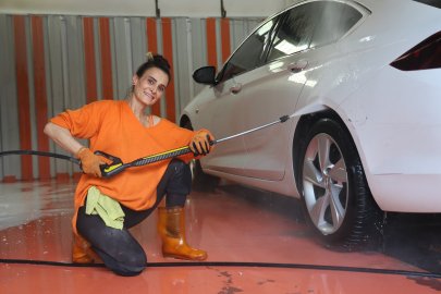 Depremde yıkıldı, pes etmedi: Hataylı Gülcan Kırk, oto yıkamacılığıyla hayata tutundu