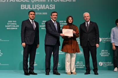 İstanbul’da YKS ilk bine giren öğrenciler “Şampiyonlar Buluşması”nda bir araya geldi