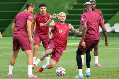 Osimhen, Galatasaray formasıyla ilk antrenmanına çıktı