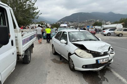 Osmaniye’de iki otomobil çarpıştı: 3 kişi yaralandı