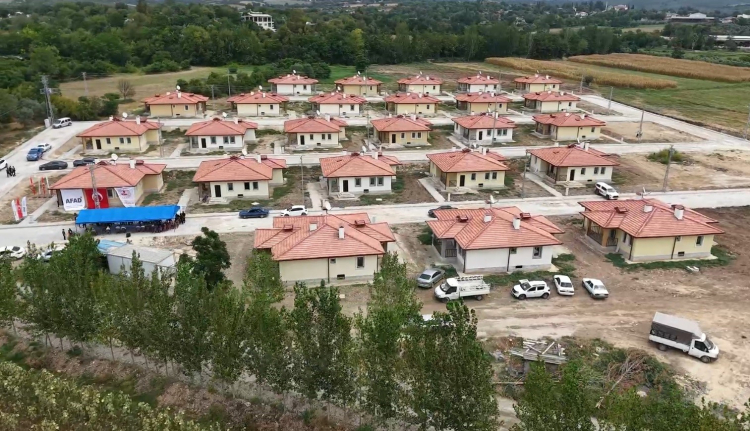 Osmaniye Sumbas'ta yapımı tamamlanan 27 köy evinin anahtar teslimi yapıldı 2