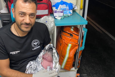 Şanlıurfa’da hastaneye sevk sırasında ambulansta doğum gerçekleşti