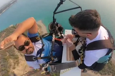 Adana'da yamaç paraşütü yapan aşçı havada suşi hazırladı