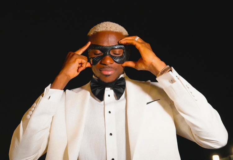 Galatasaray'dan Osimhen'e 'Maskeli' karşılama Galata Kulesi'nde 5 yıldızlı gövde gösterisi! 2