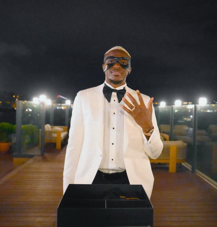 Galatasaray'dan Osimhen'e 'Maskeli' karşılama Galata Kulesi'nde 5 yıldızlı gövde gösterisi! 3