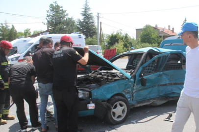 Konya Beyşehir’de kavşakta iki otomobil çarpıştı: 4 yaralı