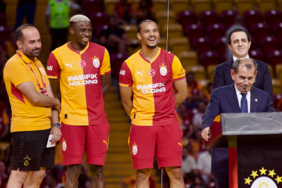 Victor Osimhen ve Leroy Sane için stadyumda imza töreni düzenlendi