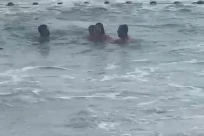 Hatay’da boğulma tehlikesi geçiren 2 kız çocuğu son anda kurtarıldı