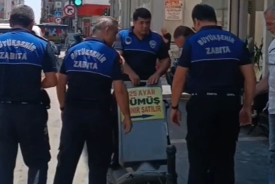 Kocavezir’de kaldırımı işgal eden seyyar satıcıların malzemeler toplandı