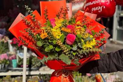 Adana’da yaz aylarında çiçekçilerde düğün sezonu hareketliliği