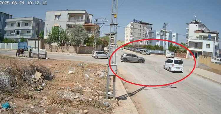 Hatay'da sağdan sollama yapan sürücünün sabırsızlığı kazayla bitti O anlar kamerada 2