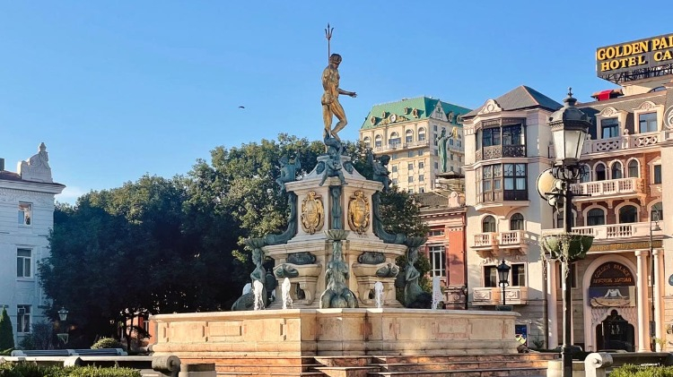 Tiyatro Meydanı ve Poseidon / Neptün Çeşmesi