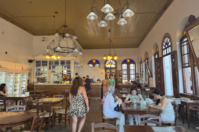 Cunda Adası Tarihi Taş Kahve’de 30 kiloluk tokmakla dövülen kahve turistlerin ilgisini çekiyor